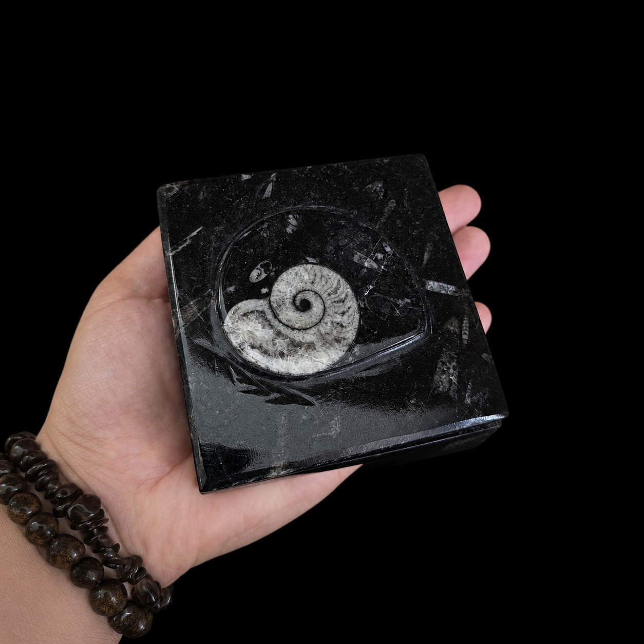 Square fossil jasper jewellery box showing approximate weight on digital scale