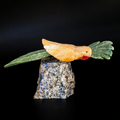 Pájaro Tallado a Mano de Calcita y Detalles en Jaspe, con Base de Lapislázuli - Pieza Única de Colección